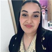 Soy una persona paciente , amable y risueña con la que se puede establecer confianza rápidamente .